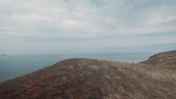 Baykal Gölü Kıyısındaki Olkhon Adasındaki Tepenin Zirvesinde Yavaş Çekim Yürüyüşü — Stok video