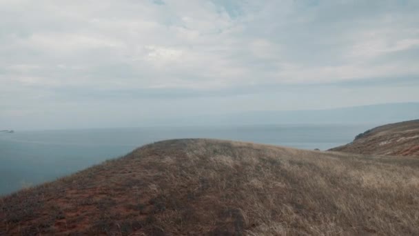 Caminhada Câmera Lenta Topo Colina Ilha Olkhon Lago Baikal — Vídeo de Stock