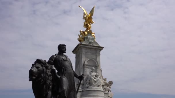 Het Victoria Memorial Omringd Door Bronzen Standbeeld Vervaardiging Voor Buckingham — Stockvideo