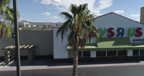 Drohne Flog Palmen Vorbei Spielzeug Parkplatz Nevada — Stockvideo