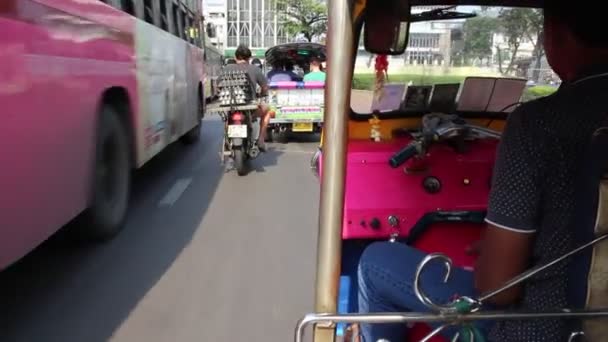 Guidare Tuk Tuk Rosa Attraverso Traffico Cittadino Bangkok Con Altri — Video Stock