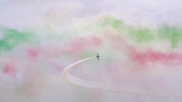 Один Итальянский Самолет Frecce Tricolori 339 Плотным Поворотом Royal International — стоковое видео