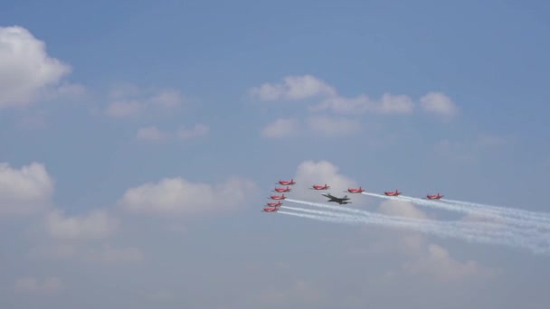 瑞士空军F 18大黄蜂飞行编队与瑞士Pc 7小组在2018年皇家国际航空鞑靼人 Riat — 图库视频影像