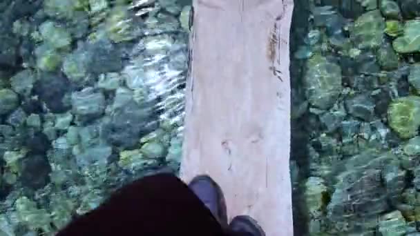 První Osoba Výhledem Dolů Turistu Přecházející Úzký Dřevěný Most Přes — Stock video
