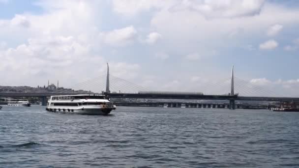 Aufnahme Einer Pendler Touristenfähre Vor Der Halic Brücke Istanbul — Stockvideo