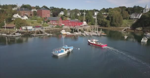 Zburând Deasupra Portului Rockport Maine Barca Pescuit Roșie Mai Jos — Videoclip de stoc