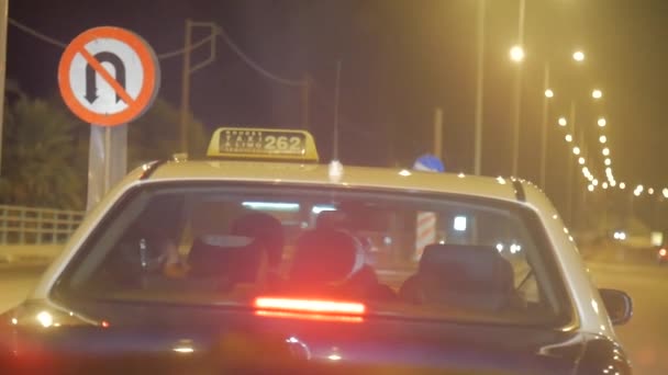 Personas Sentadas Taxi Griego Esperando Cruzar Intersección — Vídeo de stock