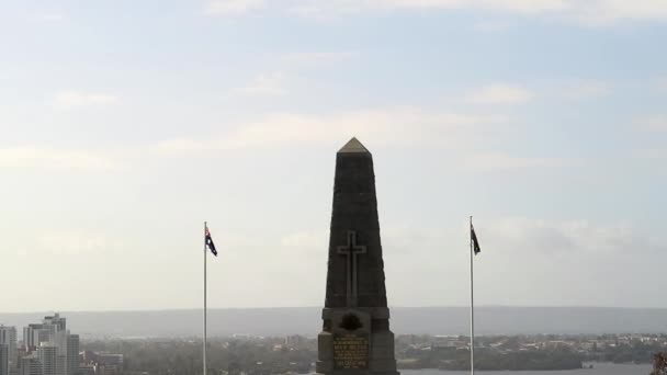 缓慢运动的Anzac纪念碑和澳大利亚国旗 — 图库视频影像