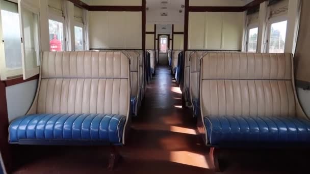 Vintage Tåg Personbil Säten Igenom — Stockvideo