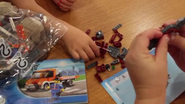 Två Människor Bygga Lego Händer Nära Håll — Stockvideo