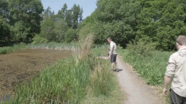 Vadőr Kis Hálóval Mocsárban Míg Egy Másik Erdőőr Megérkezik Hogy — Stock videók