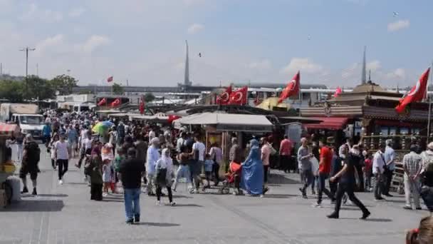 Beelden Van Toeristen Wandelen Eminonu Naast Beroemde Balik Ekmek Vis — Stockvideo