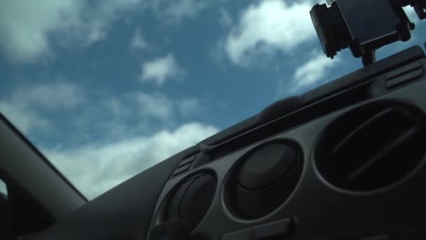 Autó Belsejének Szellőzőnyílása Fejünk Felett Elhaladó Felhők — Stock videók