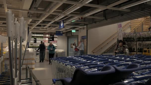 Man Återvänder Ikea Kundvagn Livlig Butik — Stockvideo