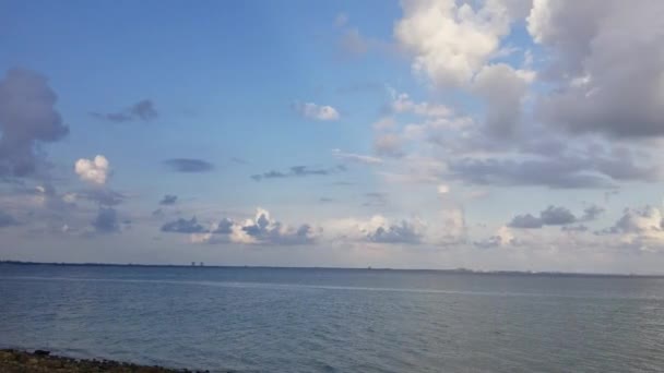 Florida Solen Över Några Moln Stranden Med Långsam Skriftrulle Till — Stockvideo