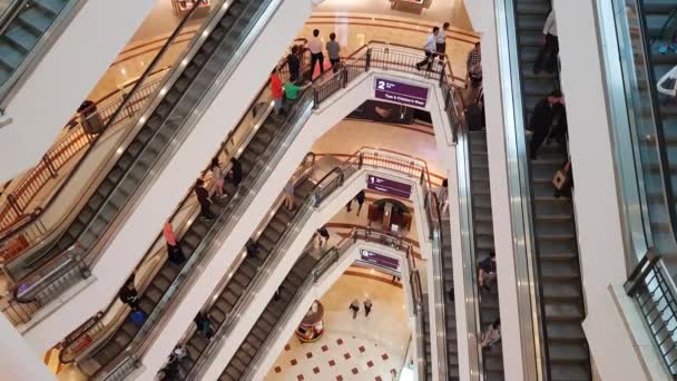 Menschen Gehen Mit Rolltreppe Einkaufszentrum Auf Und — Stockvideo