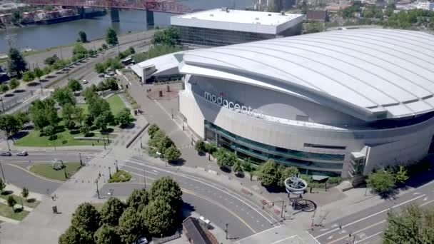 Cinematic Drone Shot Rising Moda Center Downtown Portland Overlooking North — Stock Video