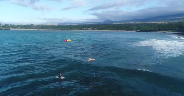 Aeril Nagranie Dziewczyny Bikini Surfującej Fali Długą Plażą Stożkiem Tle — Wideo stockowe