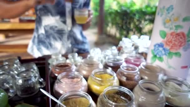 Balinéz Hostess Keverés Készítés Gyömbértea Tegal Sari Kopi Luwak Kávé — Stock videók