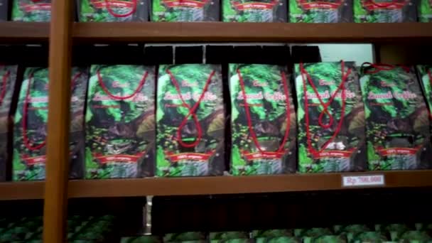 Tegal Sari Kopi Luwak Kawa Sprzedaż Półkach — Wideo stockowe