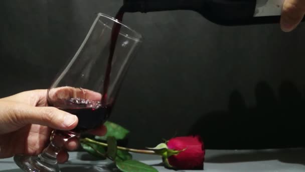Van Dichtbij Een Man Die Rode Wijn Aan Een Tafel — Stockvideo