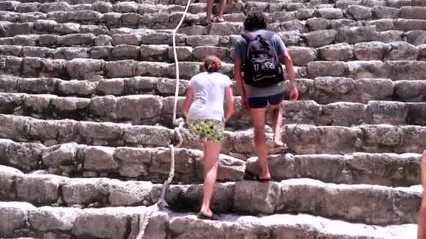 Les Gens Escaladant Ancienne Pyramide Maya Nohoch Mul Sur Site — Video
