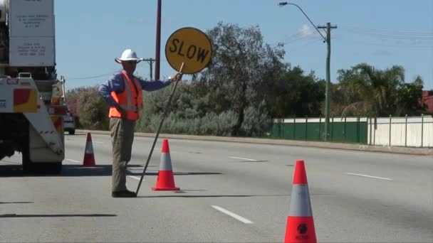 Trabajadores Carretera Road Side Administrando Flujo Tráfico Automóviles Camiones Forma — Vídeos de Stock