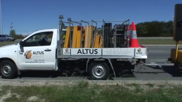 Trabajadores Carretera Road Side Administrando Flujo Tráfico Automóviles Camiones Forma — Vídeos de Stock