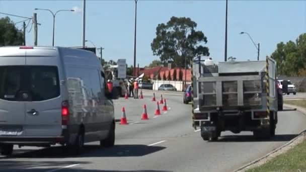 在喜维路路边的道路工作人员安全地管理着工人周围的汽车和卡车的流量 交通管理 澳大利亚珀斯的交通管制 — 图库视频影像