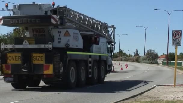 在喜维路路边的道路工作人员安全地管理着工人周围的汽车和卡车的流量 交通管理 澳大利亚珀斯的交通管制 — 图库视频影像