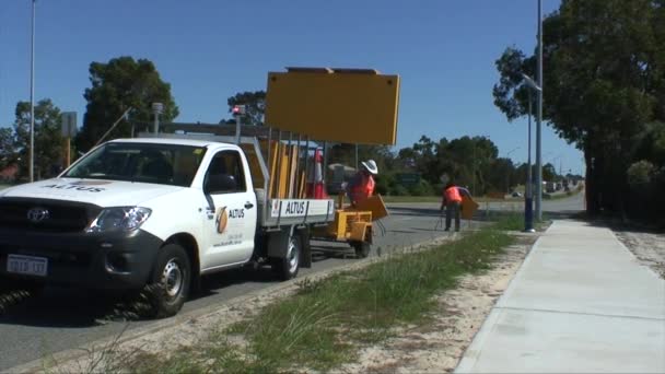 労働者の周りの車やトラックの交通の流れを安全に管理するハイViの道路脇の道路労働者 交通管理 パースの交通管制オーストラリア — ストック動画