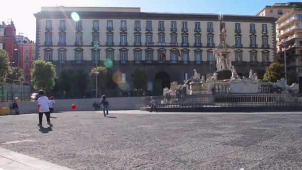 Ragazzi Giocare Calcio Accanto Alla Bella Fontana Acqua — Video Stock