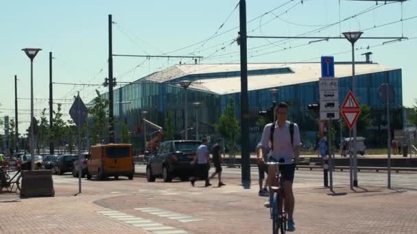 Delft Centraal Station Fietsers Passeren — Stockvideo