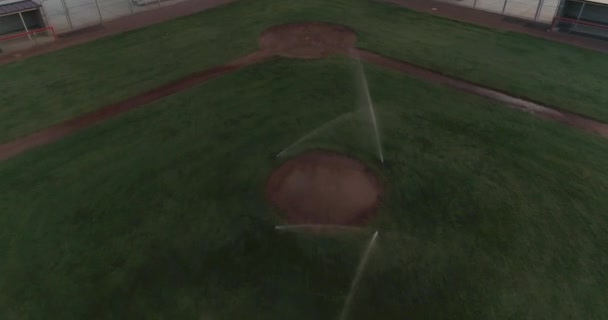 Drohnenschuss Über Leeren Baseball Diamanten Mit Sprinklern Auf Feld Las — Stockvideo