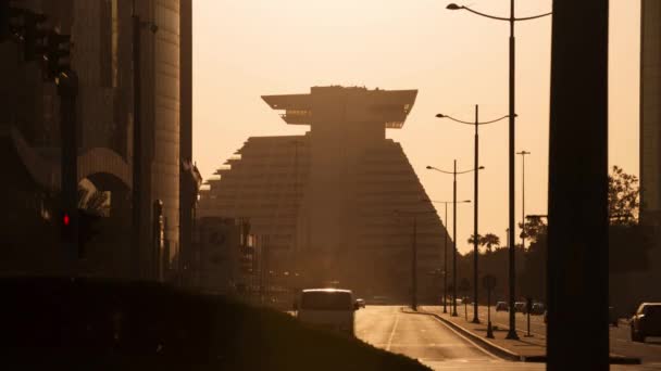 2016年10月14日 卡塔尔多哈 日出酒店 Sunrise 后面的多哈喜来登酒店 Sheraton Hotel Doha 车辆在前进方向经过 — 图库视频影像