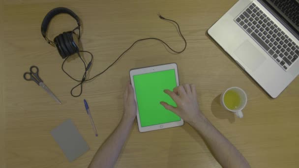 緑の画面でI Padを持っている男の手 — ストック動画