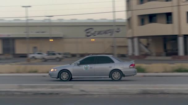 Slow Pan Verfolgt Ein Einsames Auto Auf Einer Einsamen Autobahn — Stockvideo