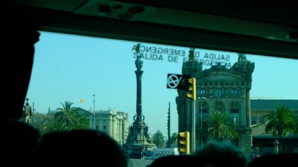 Melakukan Perjalanan Bus Melalui Jalan Jalan Barcelona — Stok Video