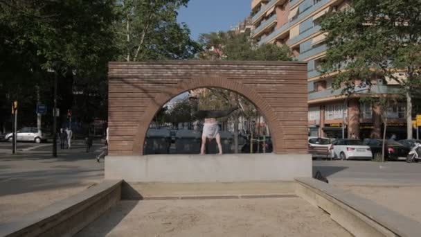 Handstanding Barcelonský Den Čas Záběry — Stock video