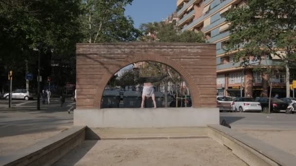 Handstanding Barcelona Dag Tijd Beeldmateriaal — Stockvideo