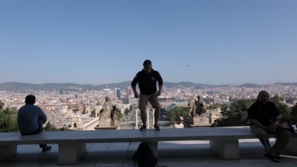 Handstanding Com Vista Barcelona — Vídeo de Stock