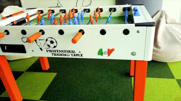 Tournage Une Table Football Dans Une Salle Détente Pour Programmeurs — Video