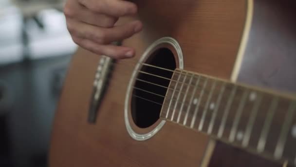 Hombre Practicando Para Tocar Guitarra Acústica Interiores — Vídeo de stock