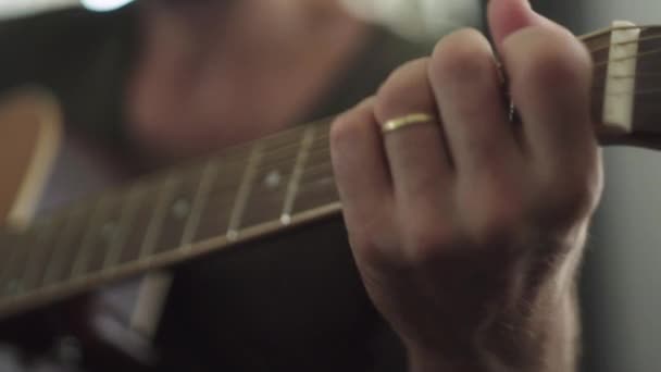 Hombre Tocando Canción Favorita Una Vieja Guitarra Acústica — Vídeos de Stock
