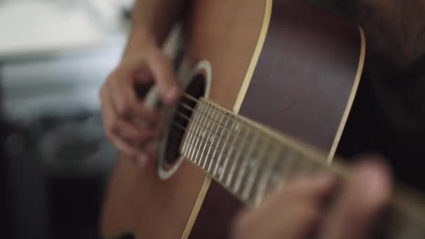 Muž Hraje Starou Akustickou Kytaru Pro Sebe Uvnitř — Stock video