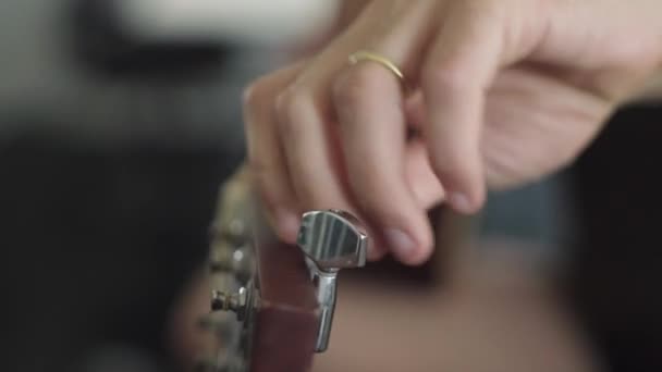Hombre Afinando Guitarra Acústica Antes Tocarla Para Sus Amigos — Vídeos de Stock