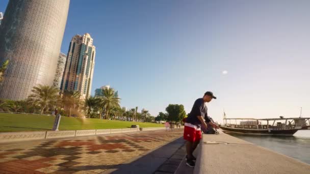 Doha Katar Dezember 2016 Menschen Gehen Und Joggen Frühen Morgen — Stockvideo