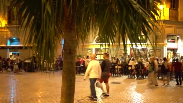 西班牙城市挤满了餐馆 有冥想晚餐的人和街头音乐家的街道 深夜全景 — 图库视频影像