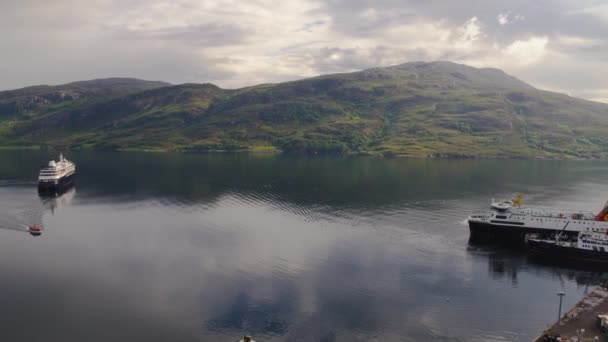 Calmac Ferries Caledonian Macbrayne Loch Seaforth Hebridean Princess Ullapool Harbour — 图库视频影像