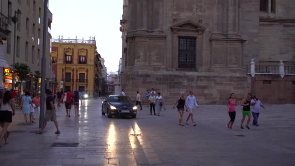 Plaza Con Gente Caminando Catedral Medieval Ciudad Española Inclinando Cámara — Vídeos de Stock